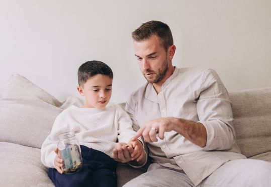 Kindern den Umgang mit Geld beibringen: Warum frühes Sparen so wichtig ist